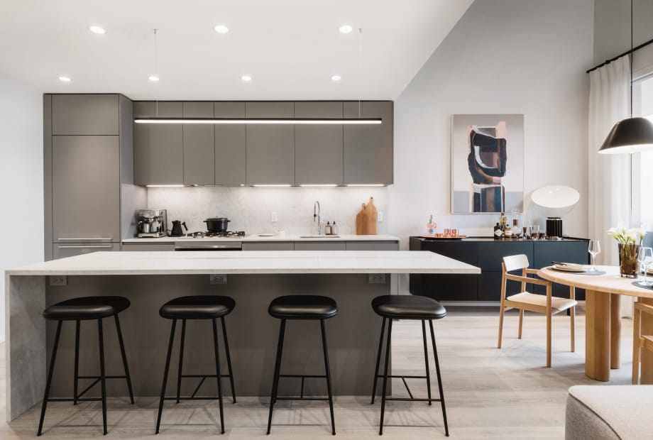 采用经典灰配色方案的一字型厨房，拥有8英尺6英寸和9英尺6英寸的厨房中岛