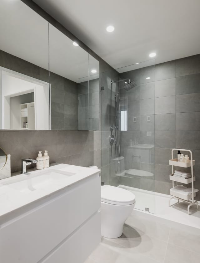 採用永恆白配色方案的浴室